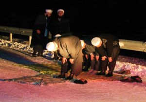 Kar üzerinde namaz kıldılar